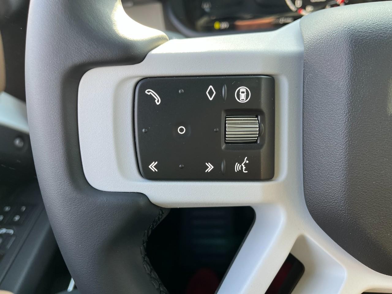 Land Rover Defender Vehicle Full-screen Gallery Image 20