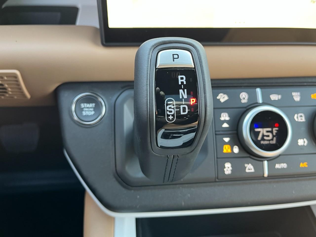 Land Rover Defender Vehicle Full-screen Gallery Image 27