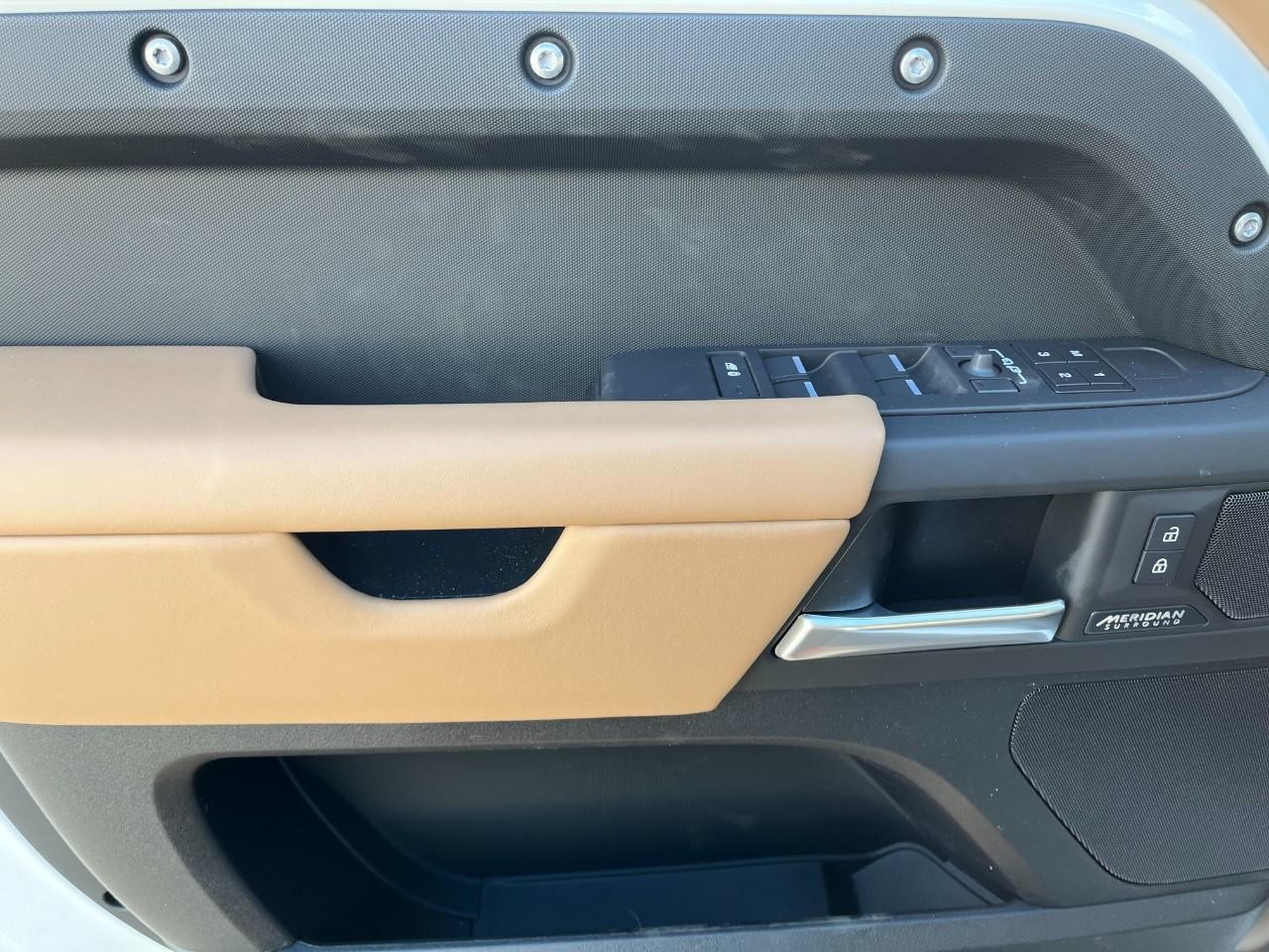 Land Rover Defender Vehicle Full-screen Gallery Image 29