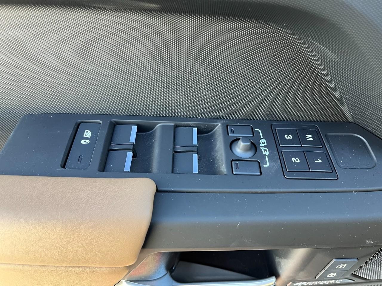 Land Rover Defender Vehicle Full-screen Gallery Image 30