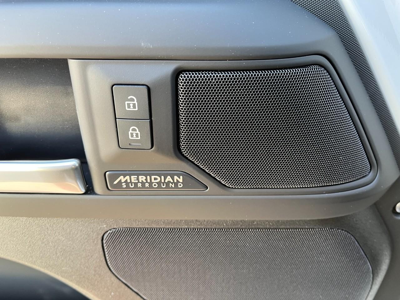 Land Rover Defender Vehicle Full-screen Gallery Image 31