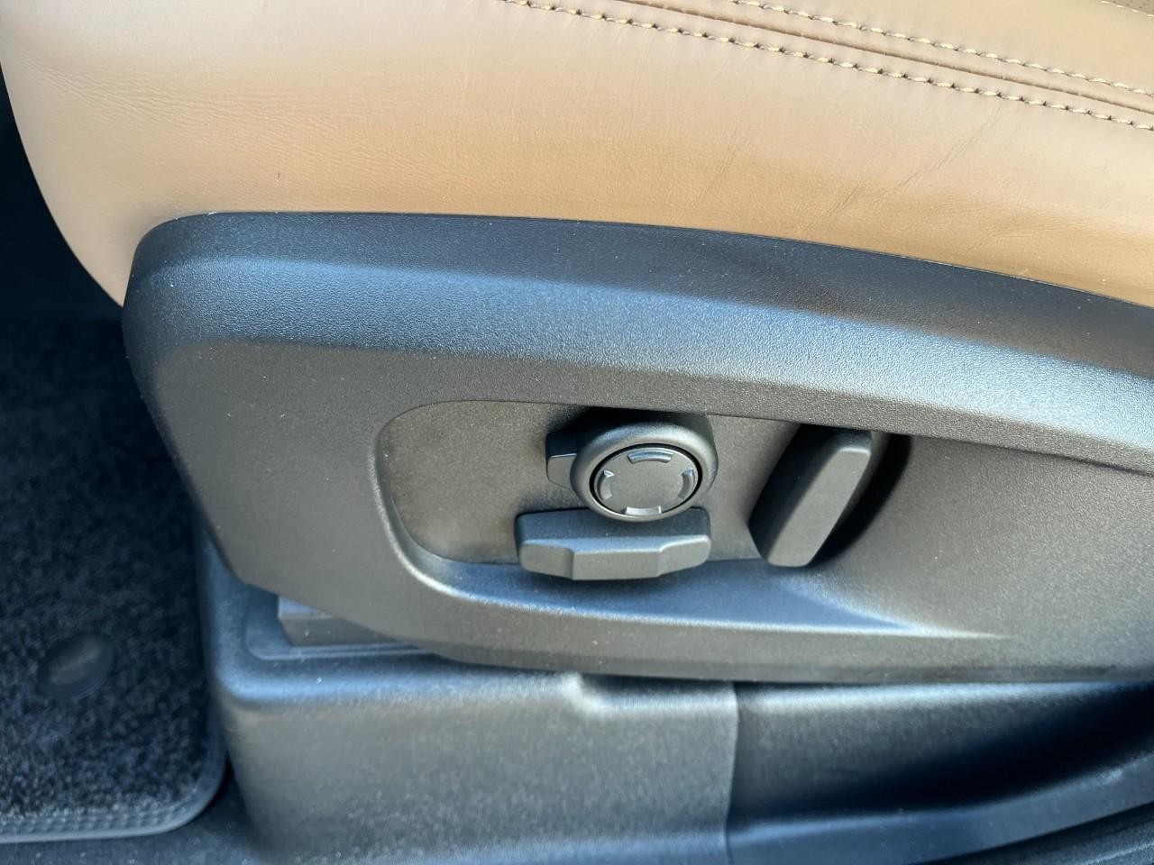 Land Rover Defender Vehicle Full-screen Gallery Image 32