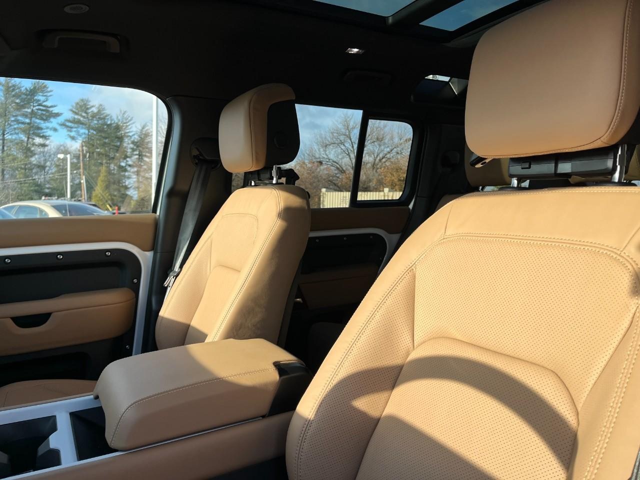 Land Rover Defender Vehicle Full-screen Gallery Image 33