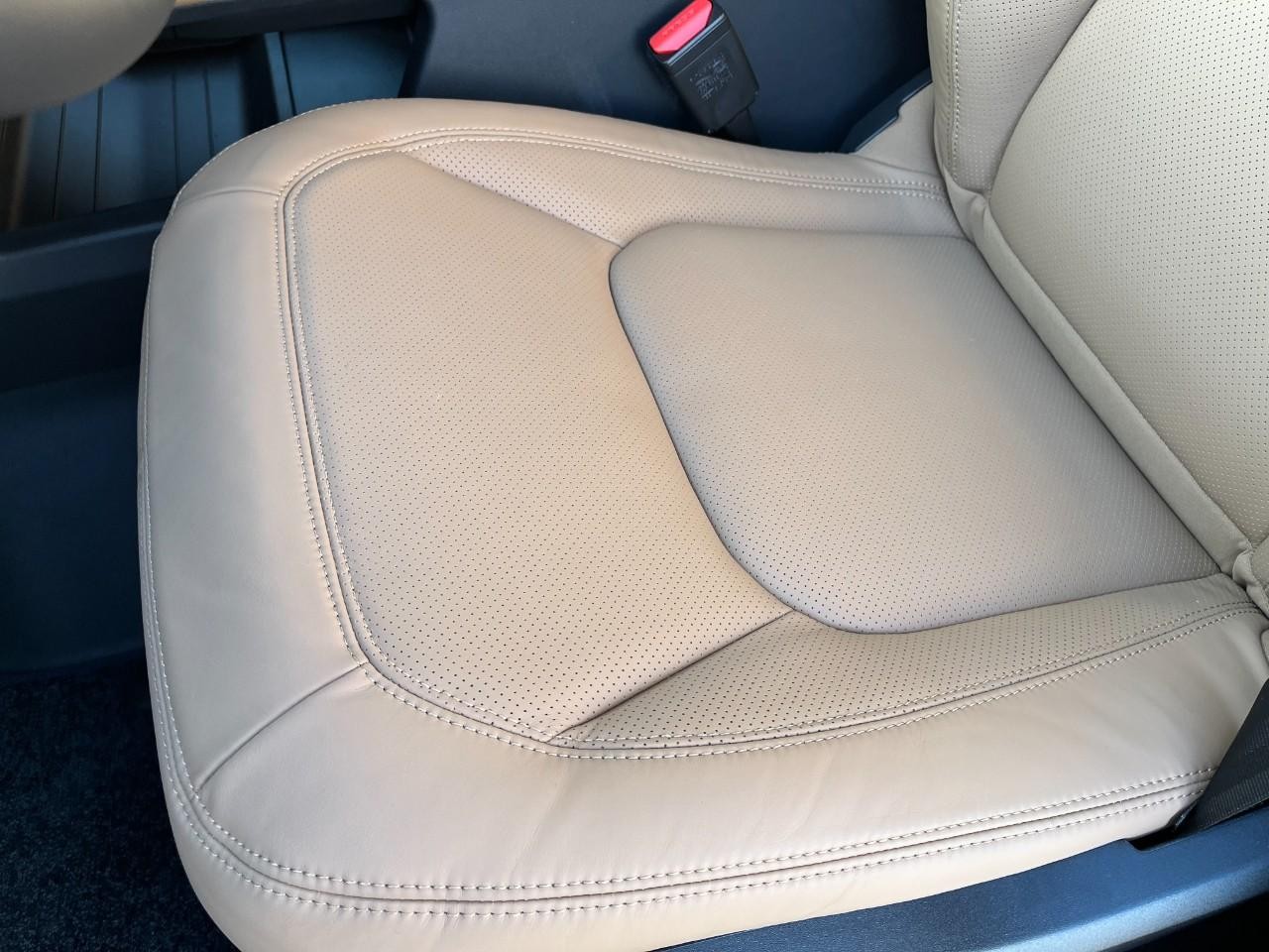 Land Rover Defender Vehicle Full-screen Gallery Image 34