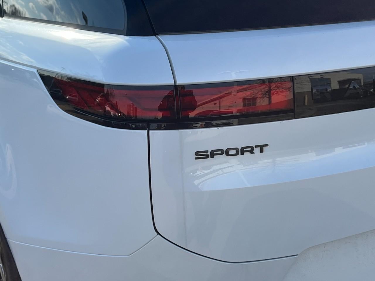 Land Rover Range Rover Sport Vehicle Full-screen Gallery Image 11