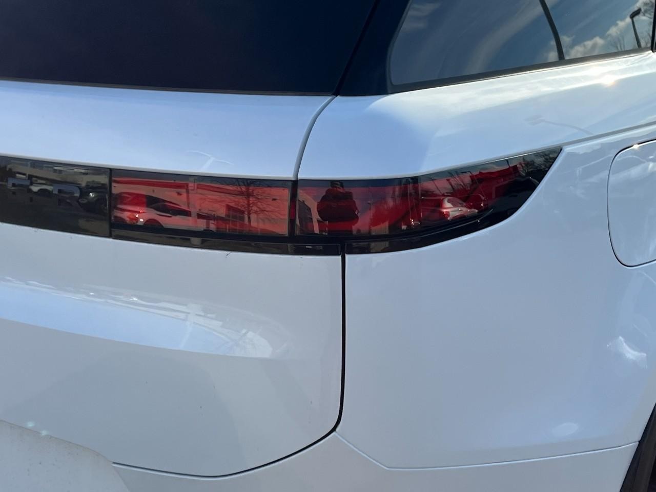 Land Rover Range Rover Sport Vehicle Full-screen Gallery Image 12