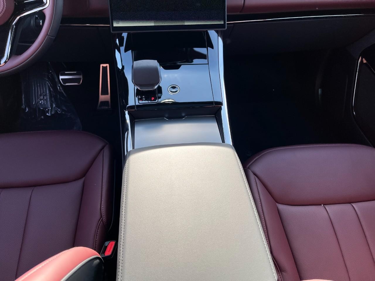 Land Rover Range Rover Sport Vehicle Full-screen Gallery Image 17