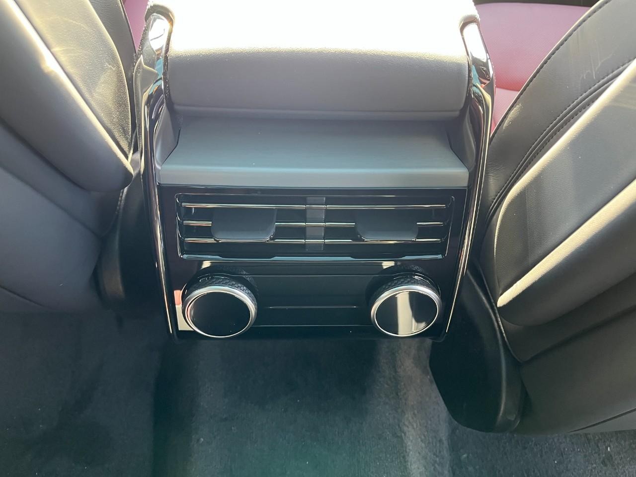 Land Rover Range Rover Sport Vehicle Full-screen Gallery Image 18