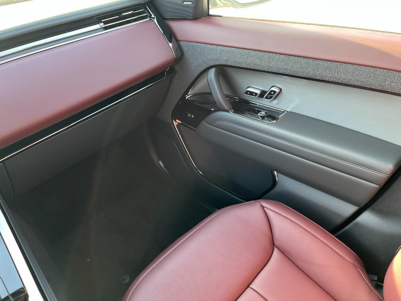 Land Rover Range Rover Sport Vehicle Full-screen Gallery Image 19