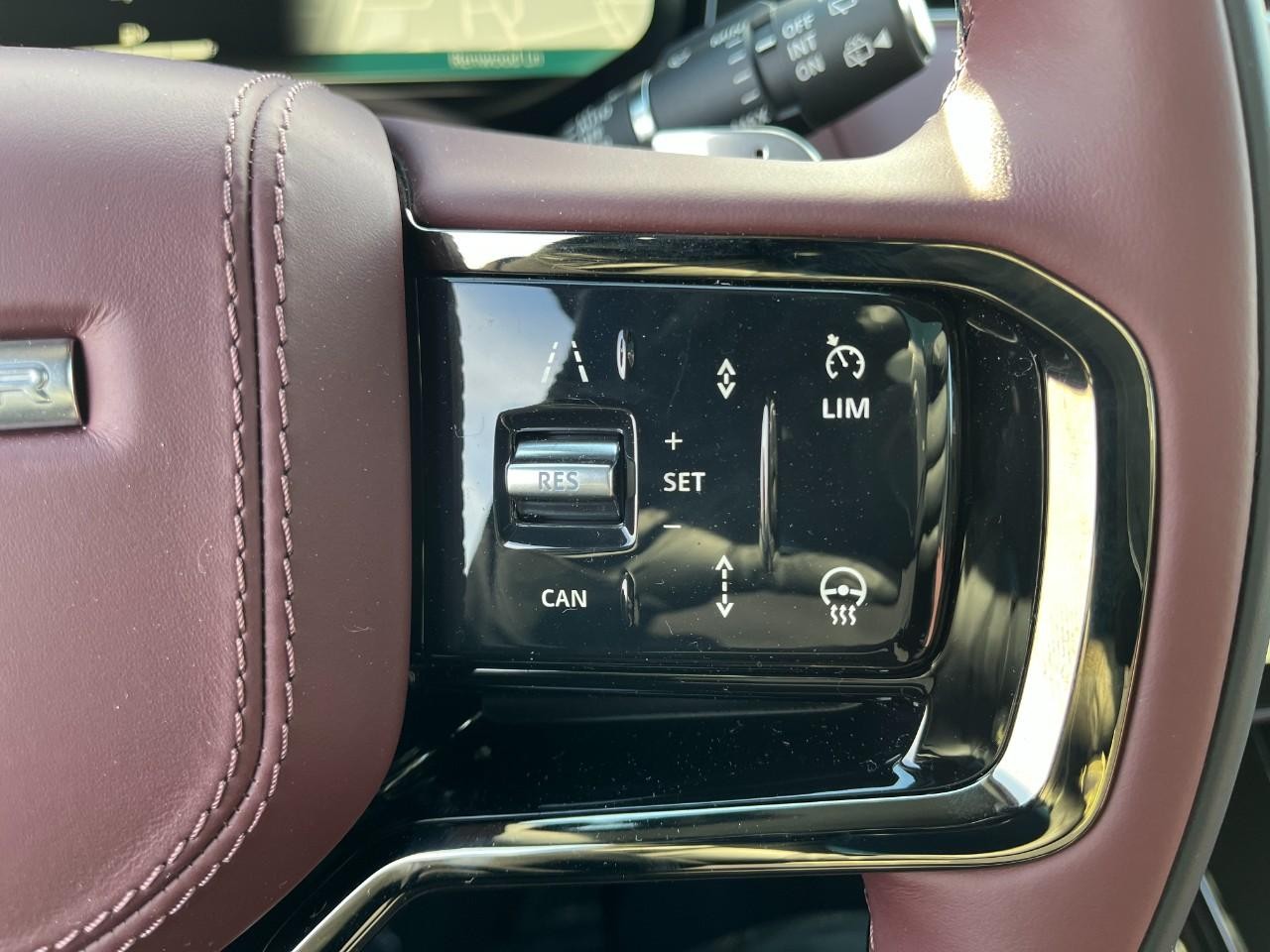 Land Rover Range Rover Sport Vehicle Full-screen Gallery Image 22