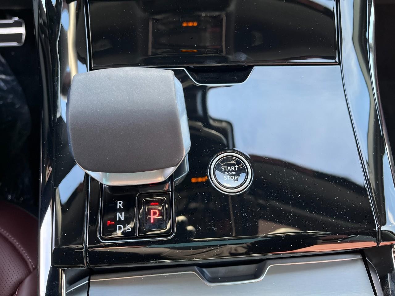 Land Rover Range Rover Sport Vehicle Full-screen Gallery Image 26