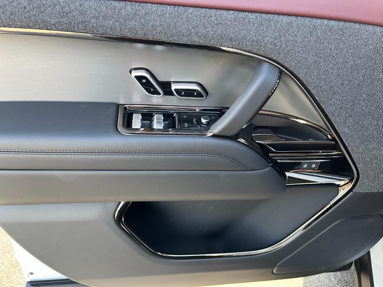 Land Rover Range Rover Sport Vehicle Full-screen Gallery Image 27