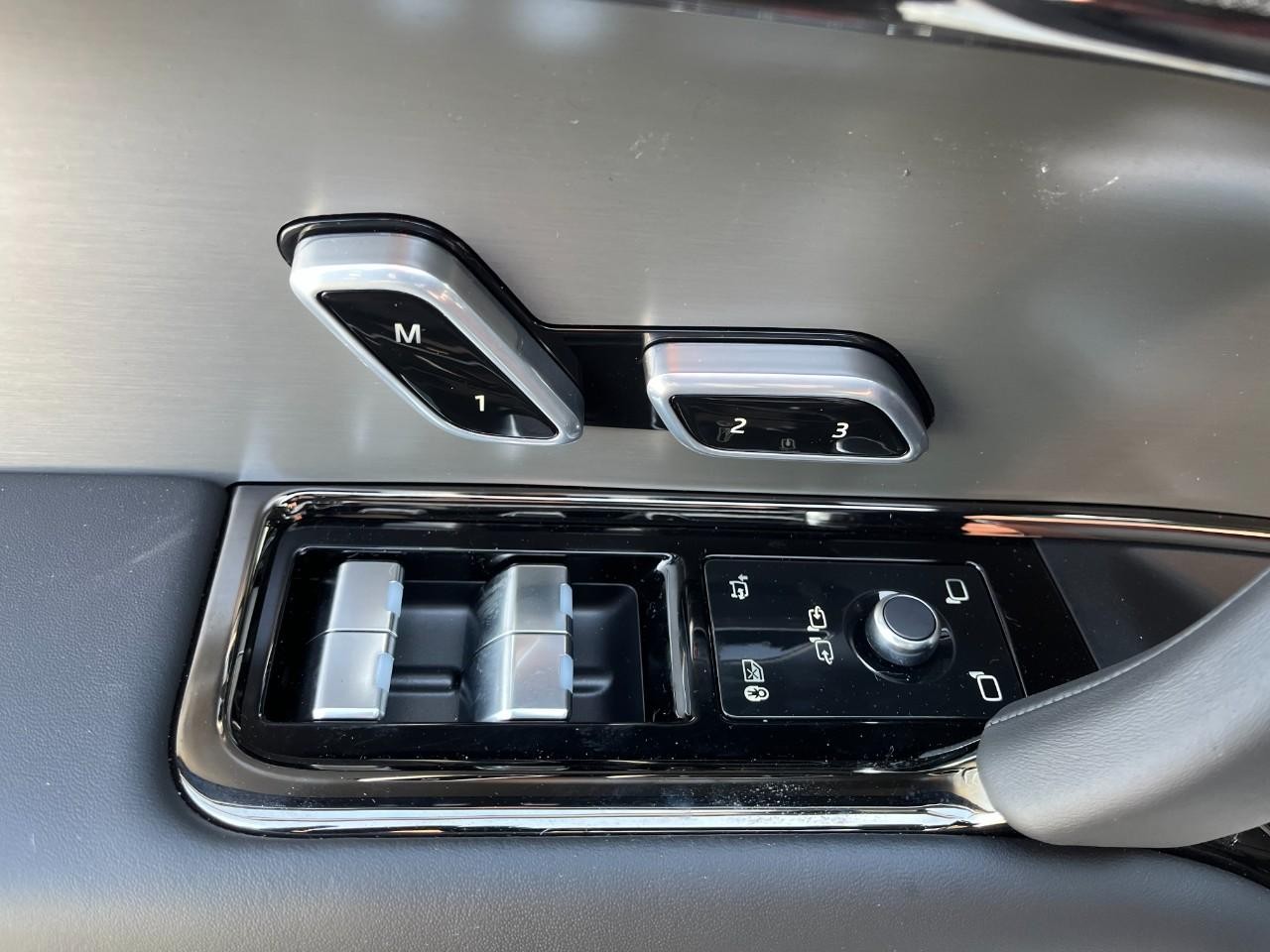 Land Rover Range Rover Sport Vehicle Full-screen Gallery Image 28