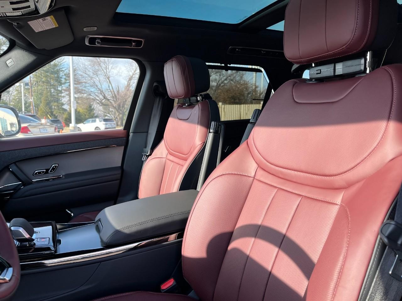 Land Rover Range Rover Sport Vehicle Full-screen Gallery Image 30