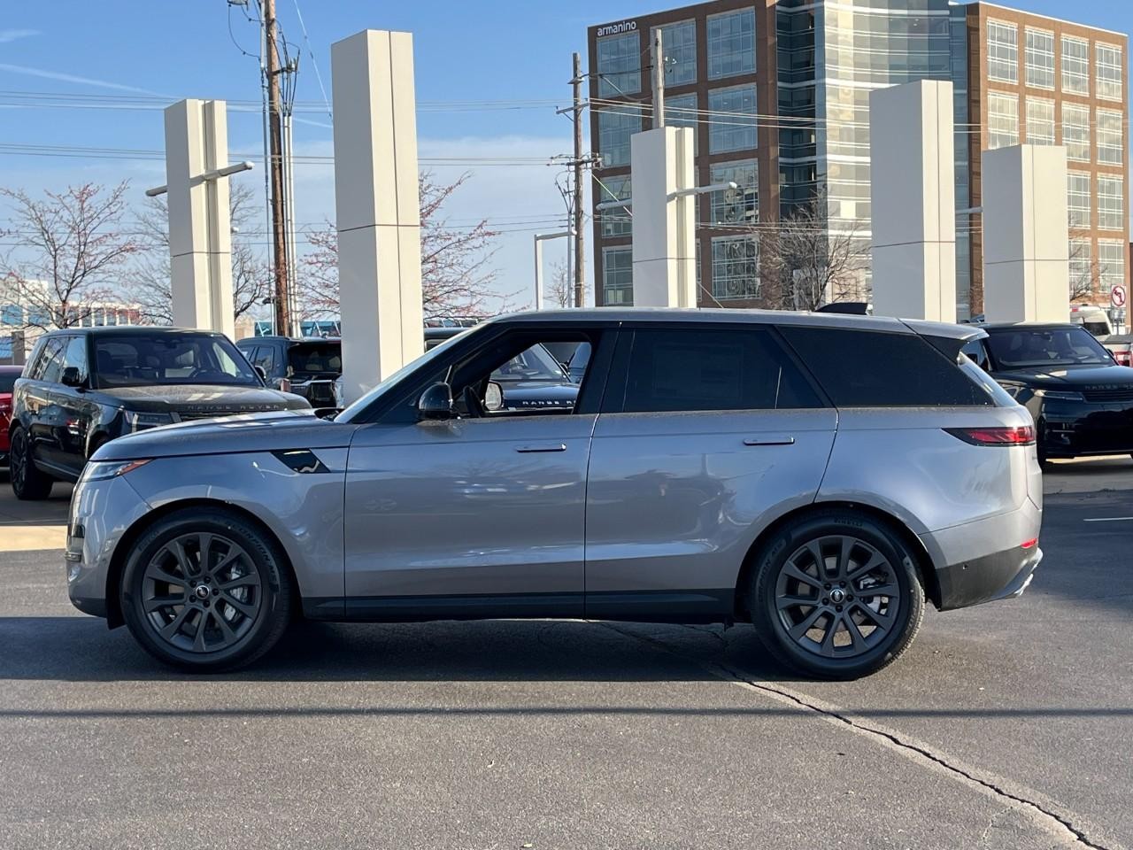 Land Rover Range Rover Sport Vehicle Full-screen Gallery Image 2