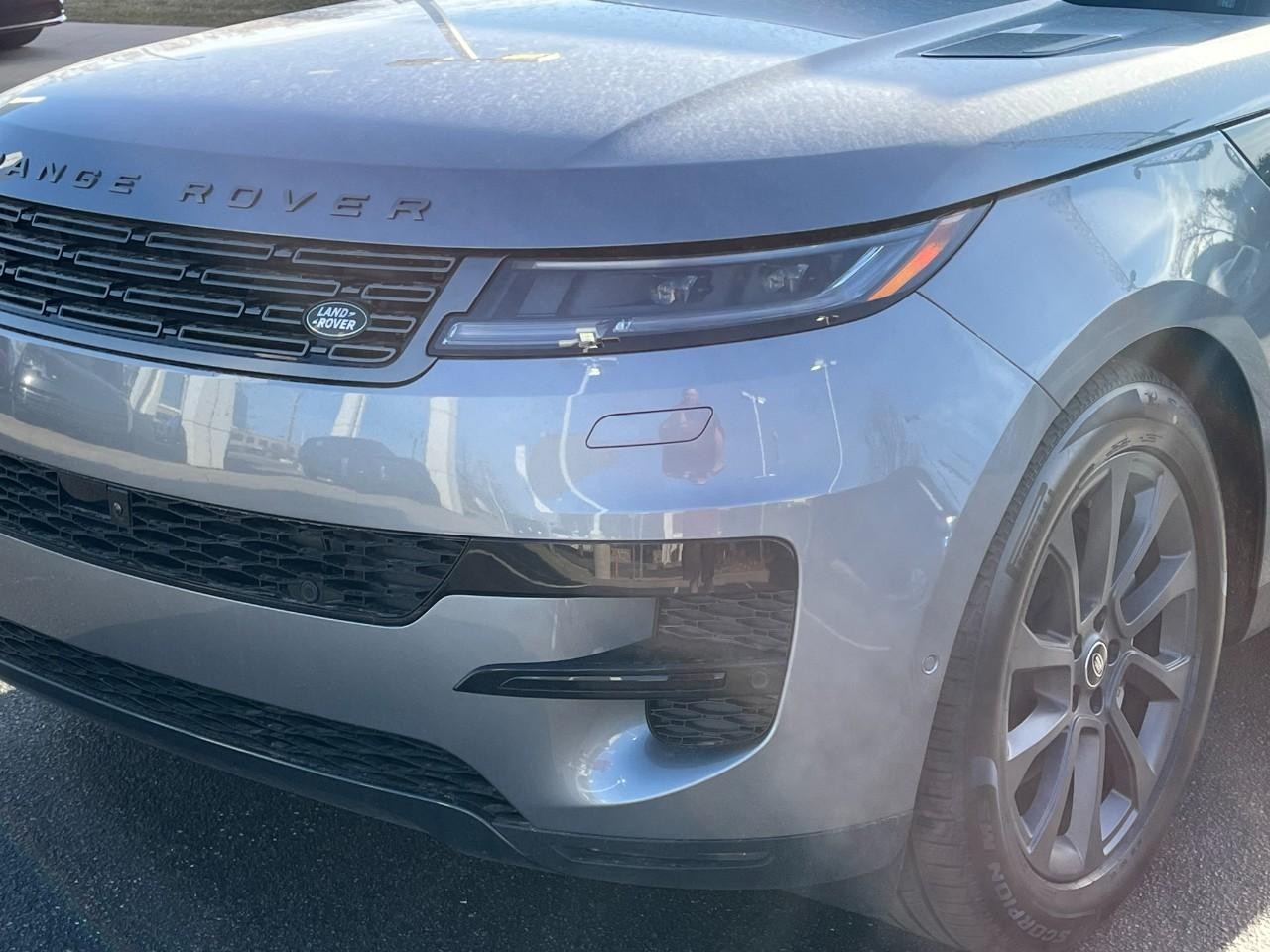 Land Rover Range Rover Sport Vehicle Full-screen Gallery Image 9