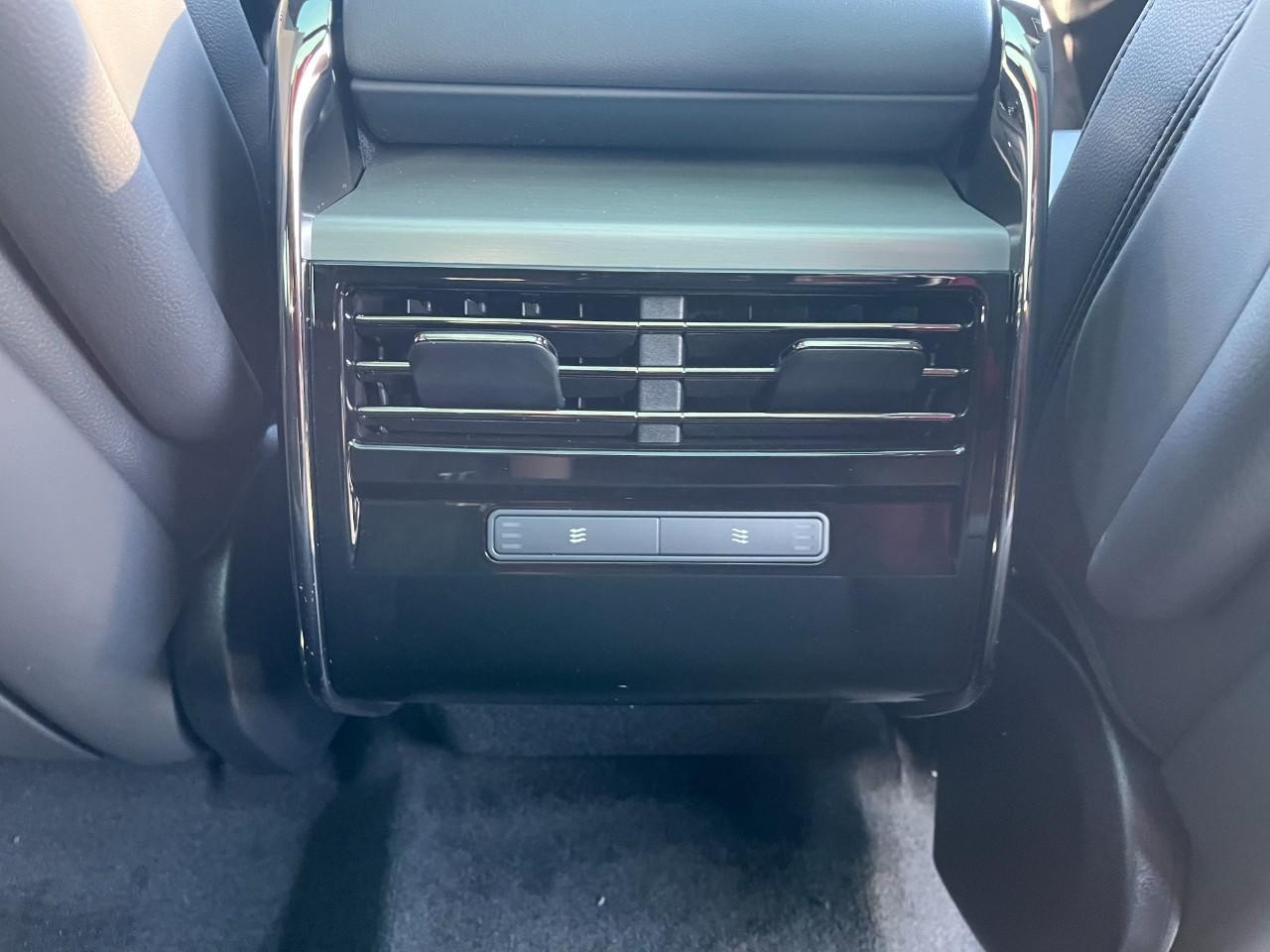 Land Rover Range Rover Sport Vehicle Full-screen Gallery Image 18