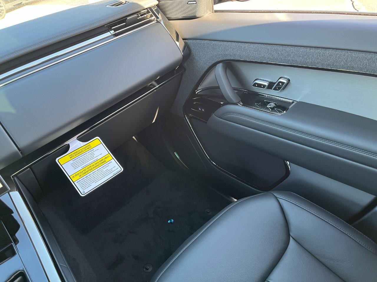 Land Rover Range Rover Sport Vehicle Full-screen Gallery Image 19