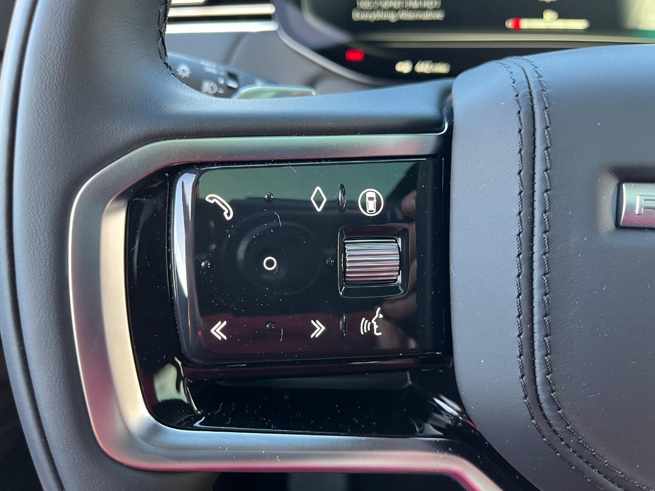 Land Rover Range Rover Sport Vehicle Full-screen Gallery Image 21