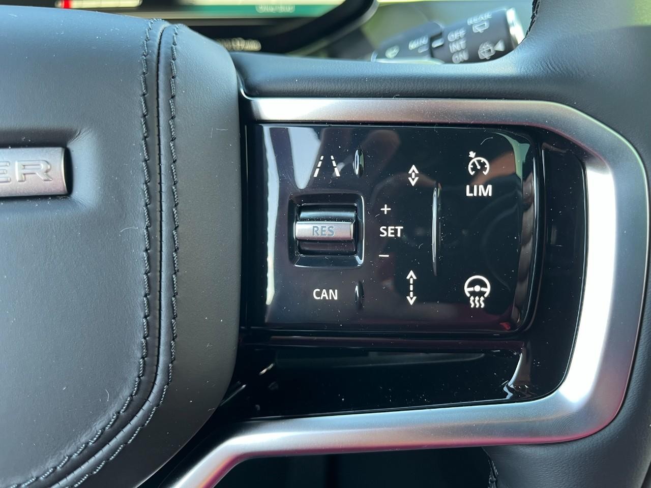 Land Rover Range Rover Sport Vehicle Full-screen Gallery Image 23