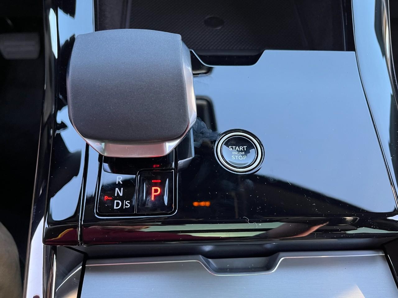 Land Rover Range Rover Sport Vehicle Full-screen Gallery Image 27