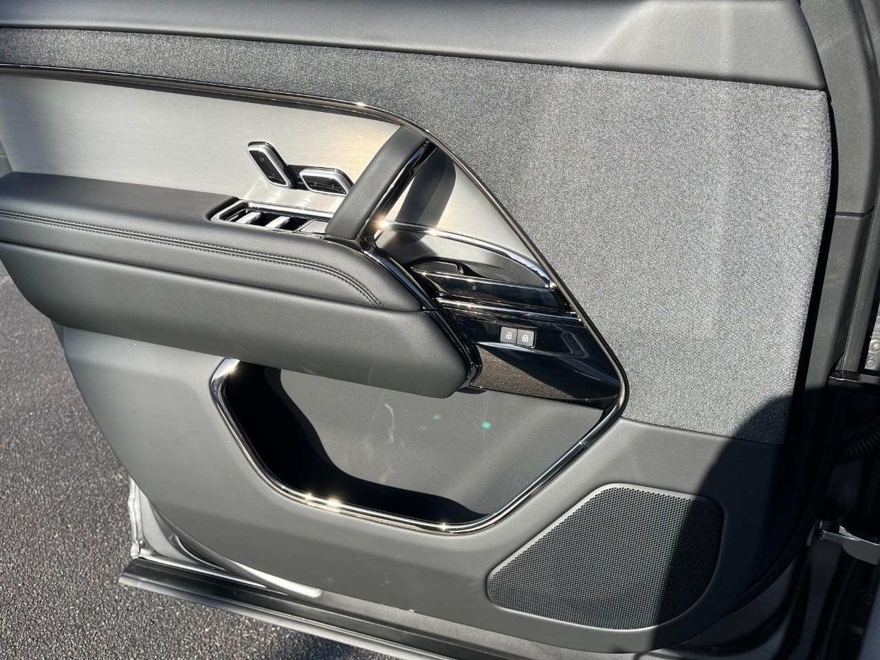 Land Rover Range Rover Sport Vehicle Full-screen Gallery Image 29