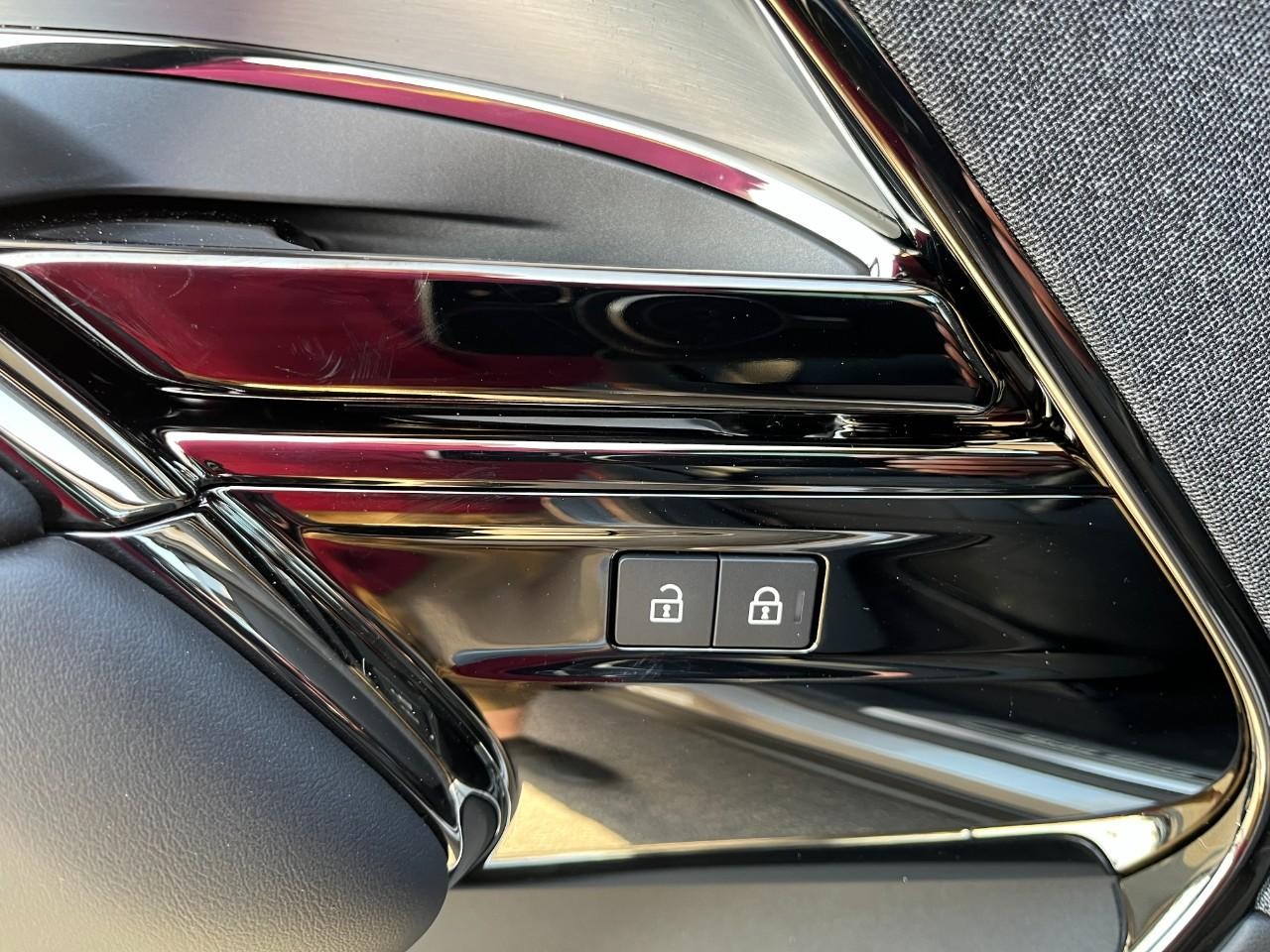 Land Rover Range Rover Sport Vehicle Full-screen Gallery Image 32