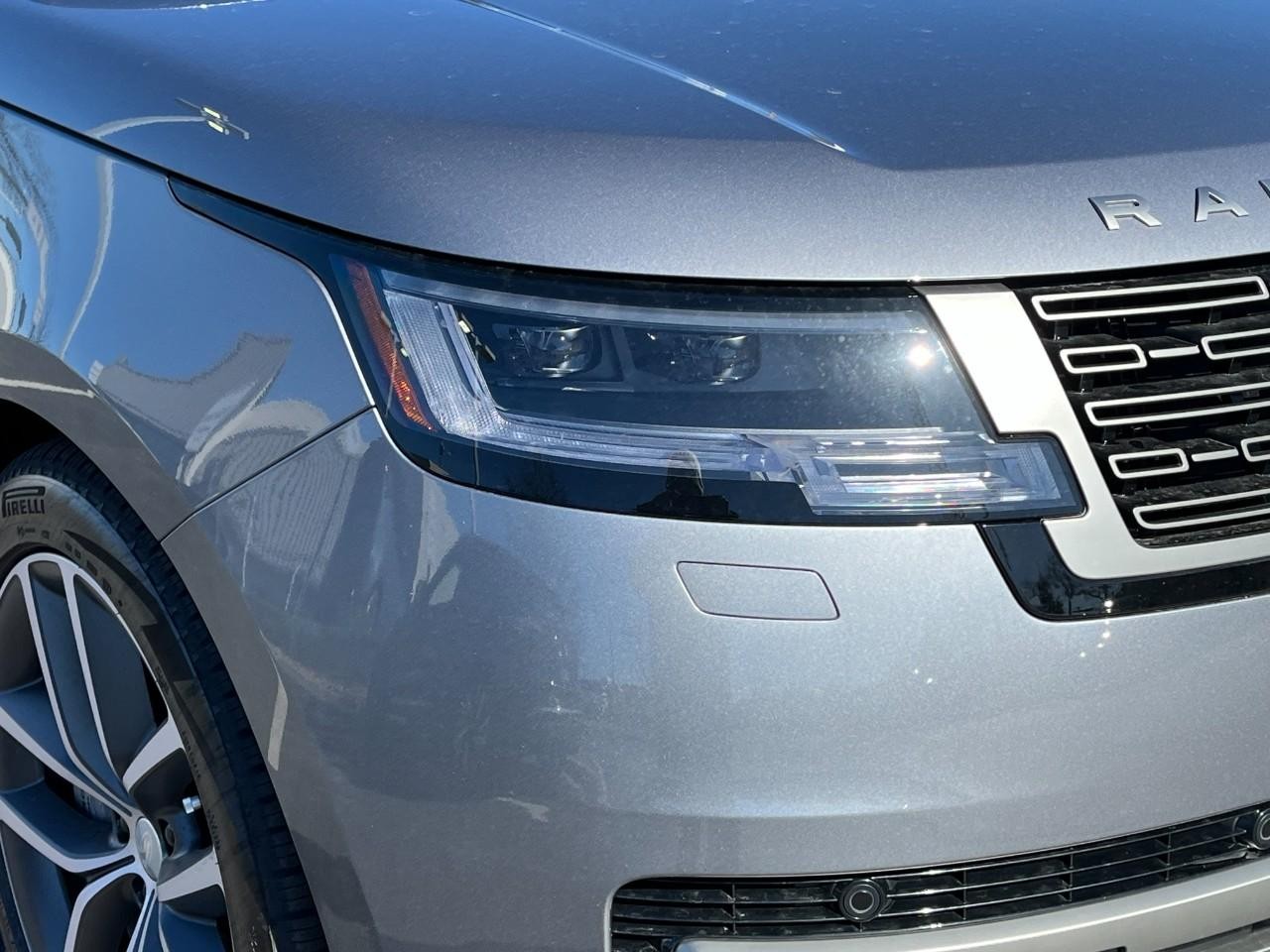 Land Rover Range Rover Vehicle Full-screen Gallery Image 9