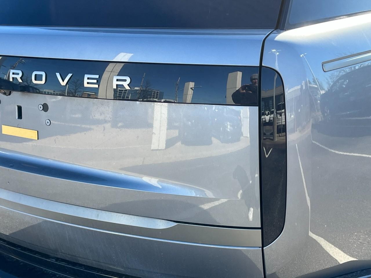 Land Rover Range Rover Vehicle Full-screen Gallery Image 13