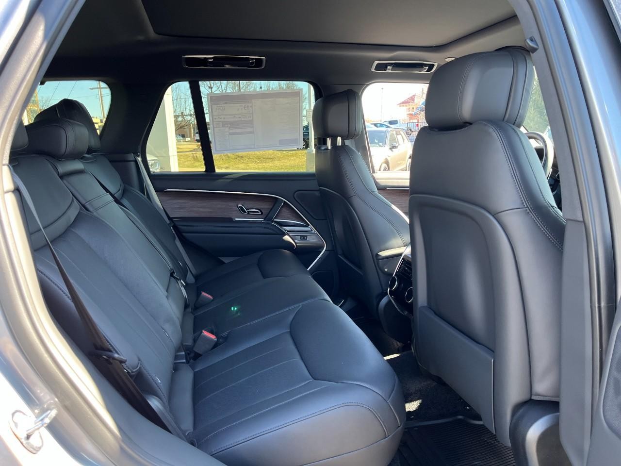 Land Rover Range Rover Vehicle Full-screen Gallery Image 14