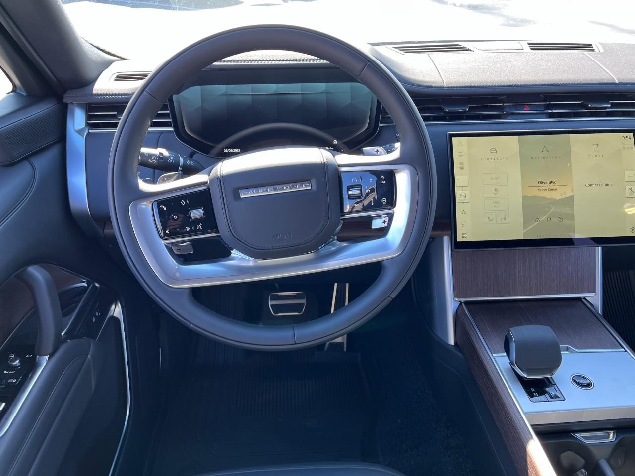 Land Rover Range Rover Vehicle Full-screen Gallery Image 16