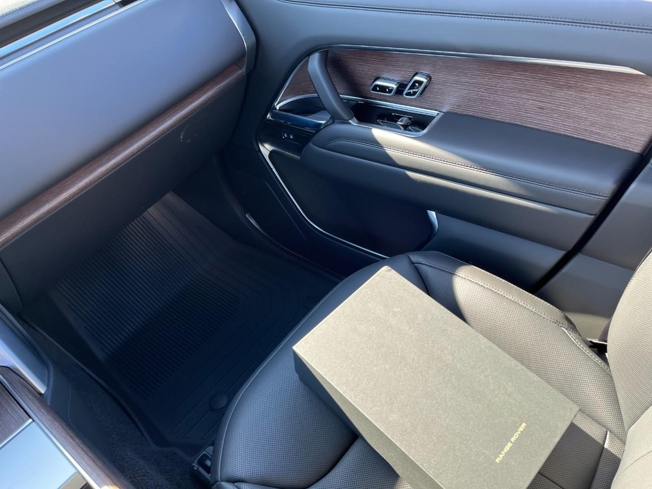 Land Rover Range Rover Vehicle Full-screen Gallery Image 20