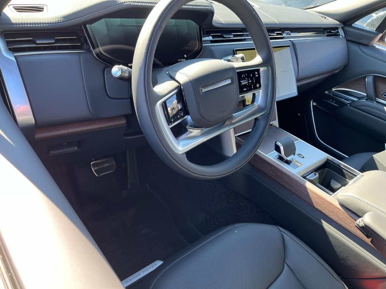 Land Rover Range Rover Vehicle Full-screen Gallery Image 21