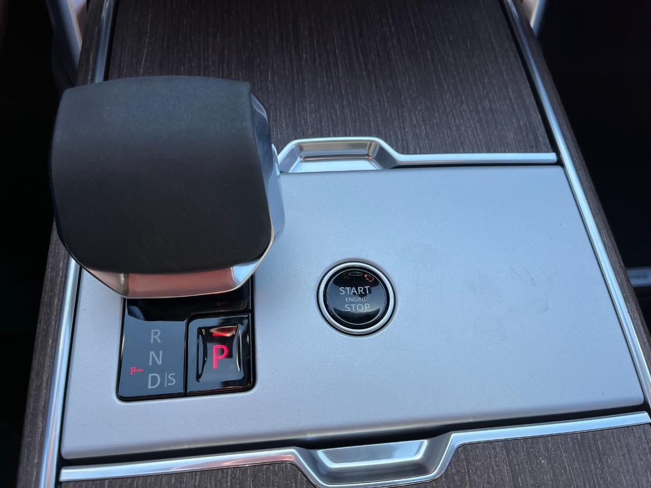 Land Rover Range Rover Vehicle Full-screen Gallery Image 28