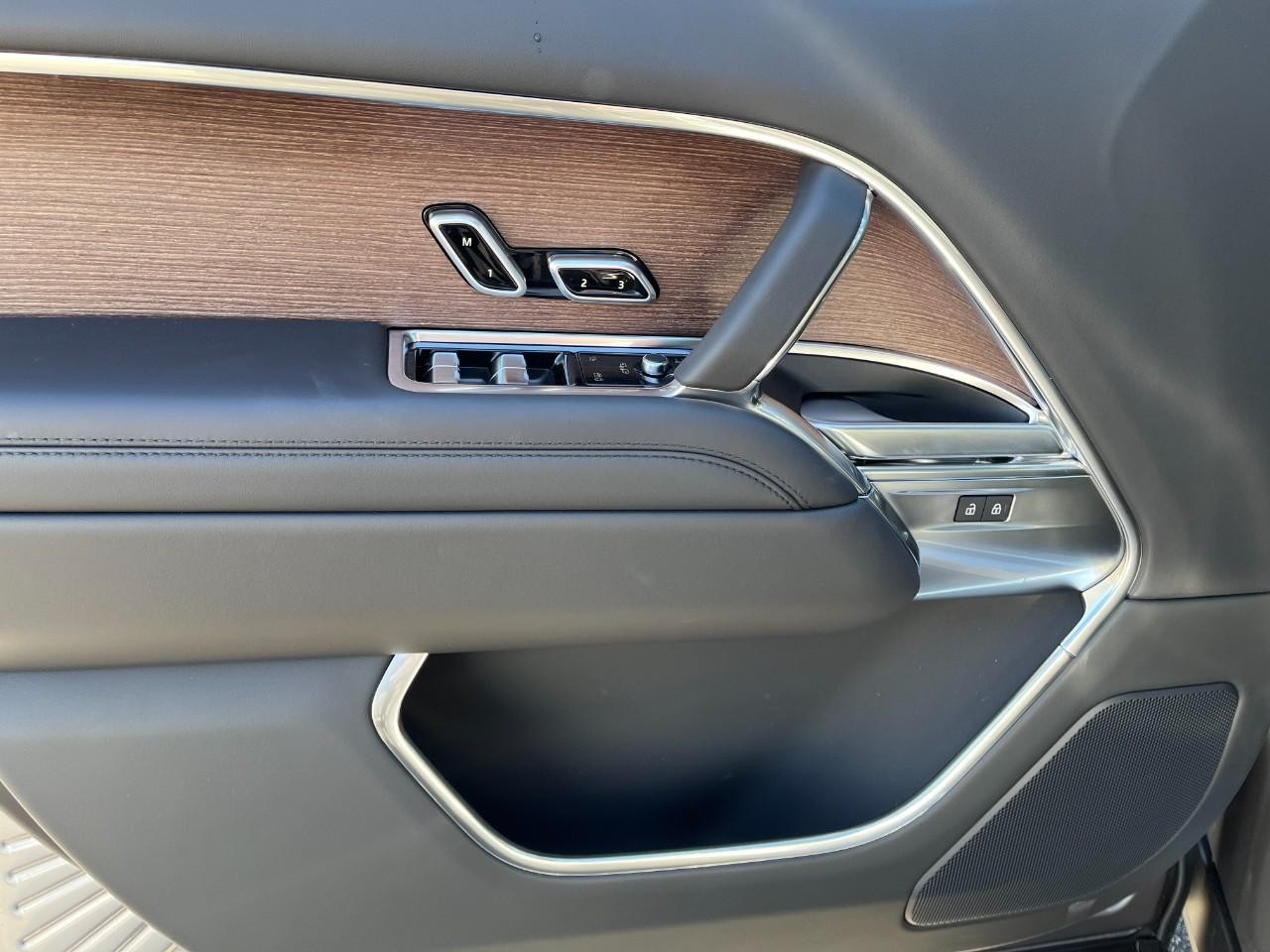 Land Rover Range Rover Vehicle Full-screen Gallery Image 29