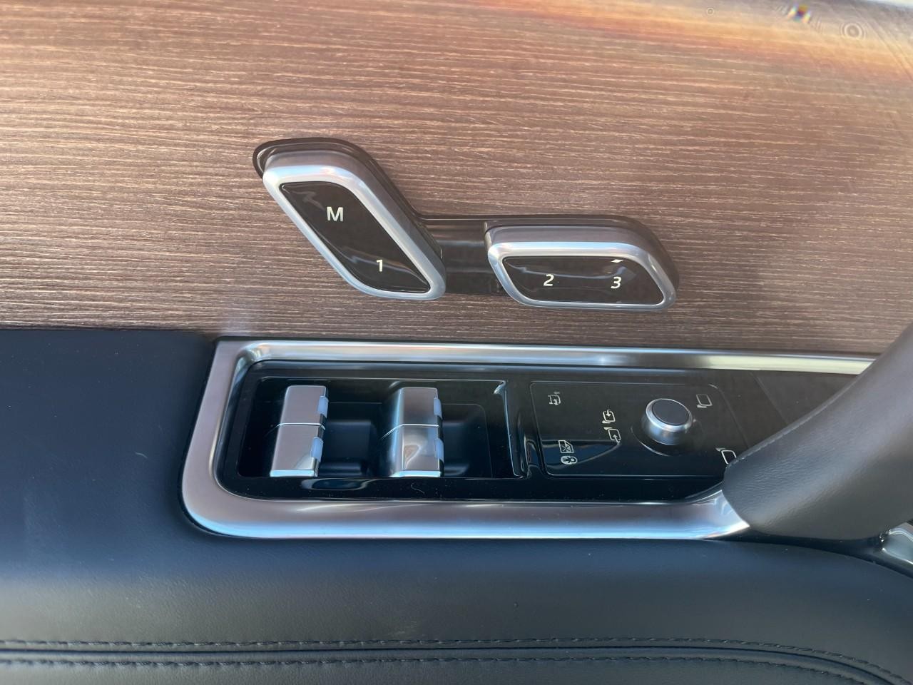 Land Rover Range Rover Vehicle Full-screen Gallery Image 30