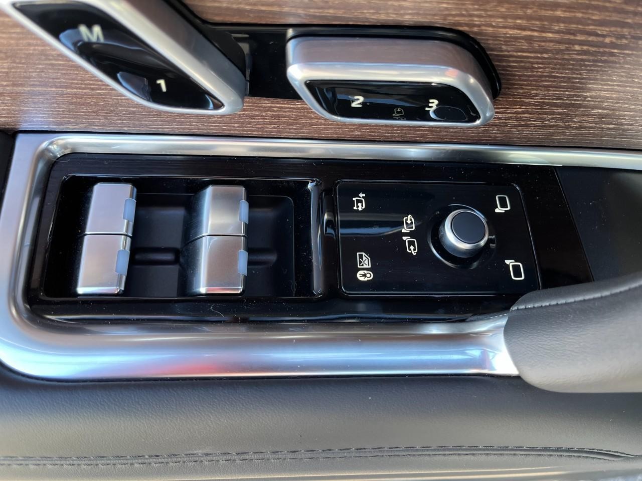 Land Rover Range Rover Vehicle Full-screen Gallery Image 31