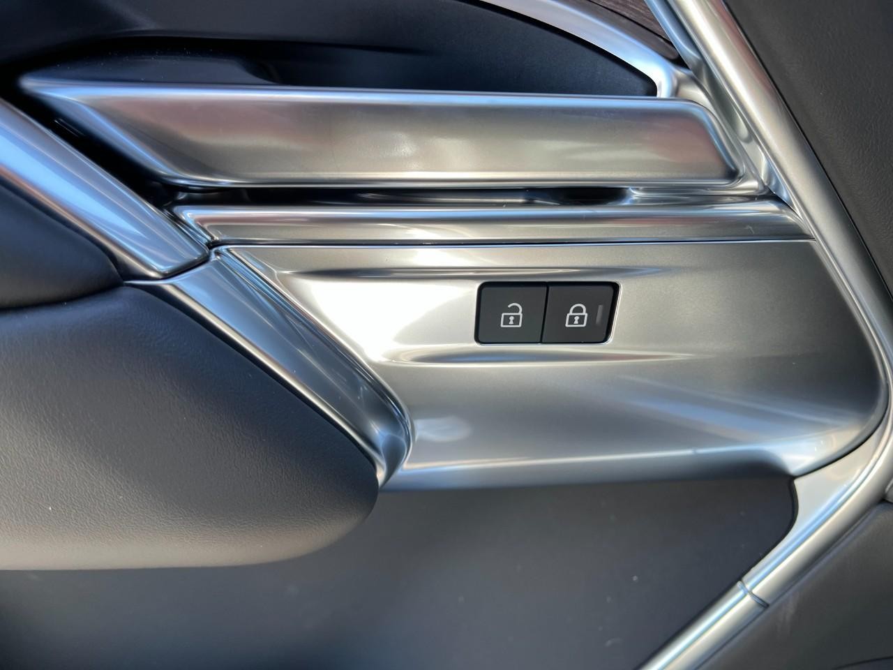 Land Rover Range Rover Vehicle Full-screen Gallery Image 32