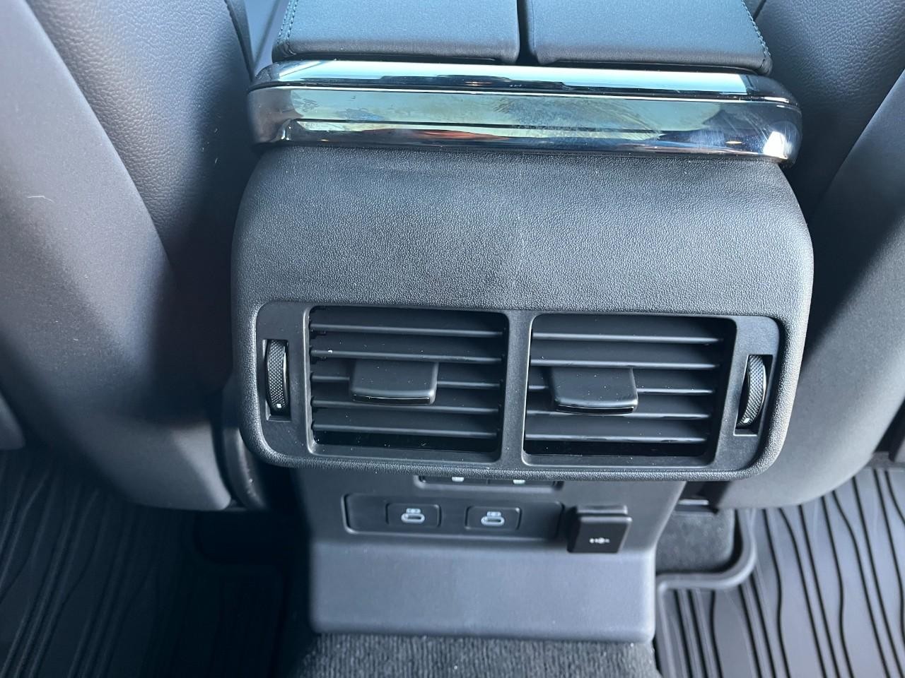 Land Rover Range Rover Velar Vehicle Full-screen Gallery Image 18