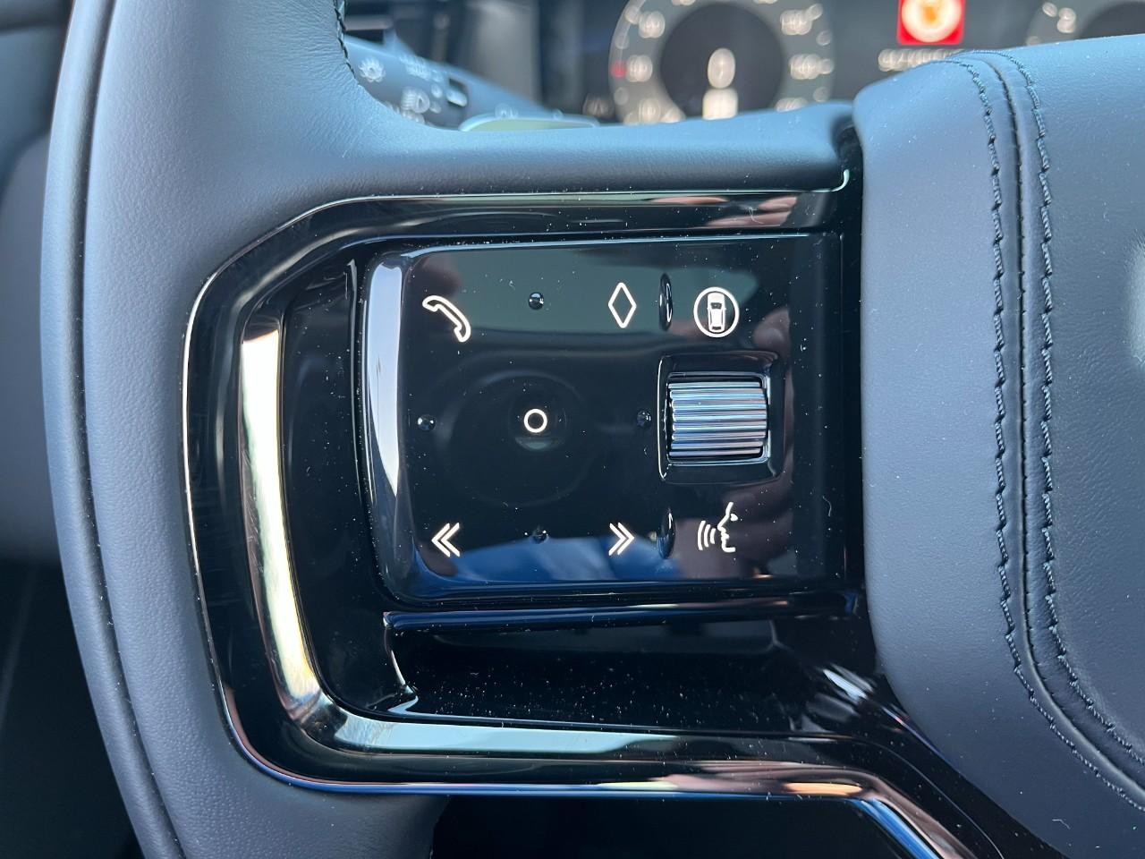 Land Rover Range Rover Velar Vehicle Full-screen Gallery Image 21