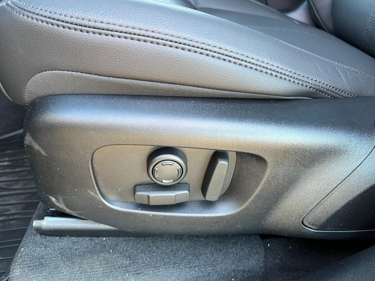 Land Rover Range Rover Velar Vehicle Full-screen Gallery Image 32