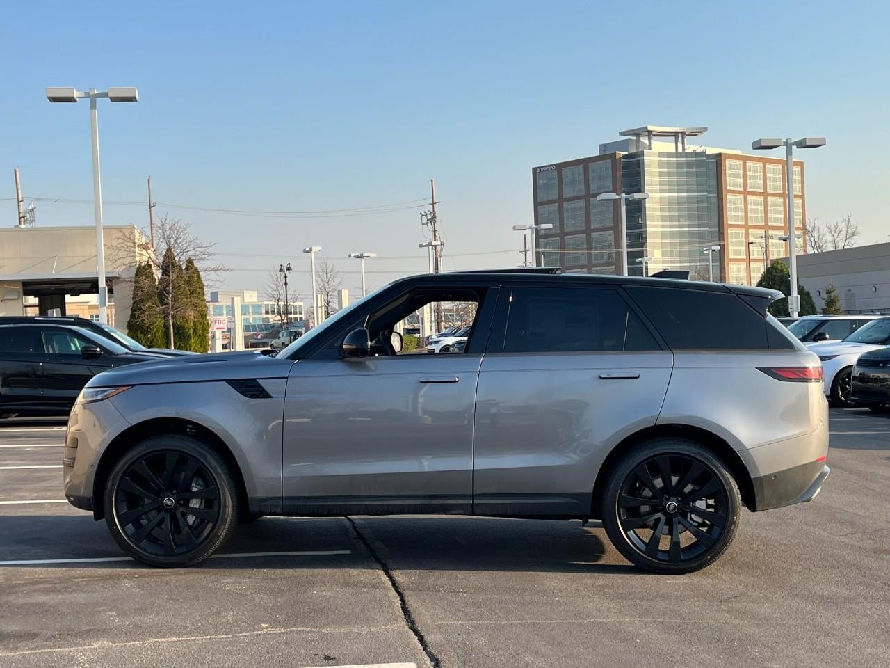 Land Rover Range Rover Sport Vehicle Full-screen Gallery Image 2