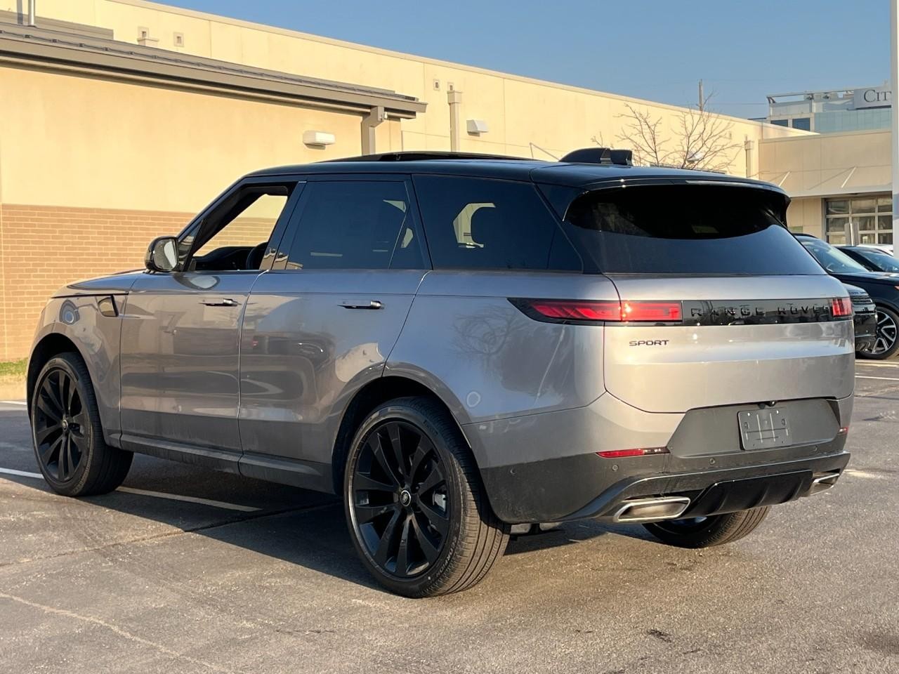 Land Rover Range Rover Sport Vehicle Full-screen Gallery Image 3