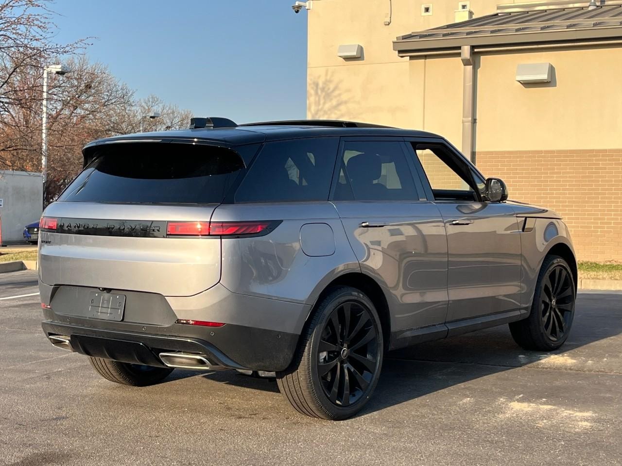 Land Rover Range Rover Sport Vehicle Full-screen Gallery Image 4