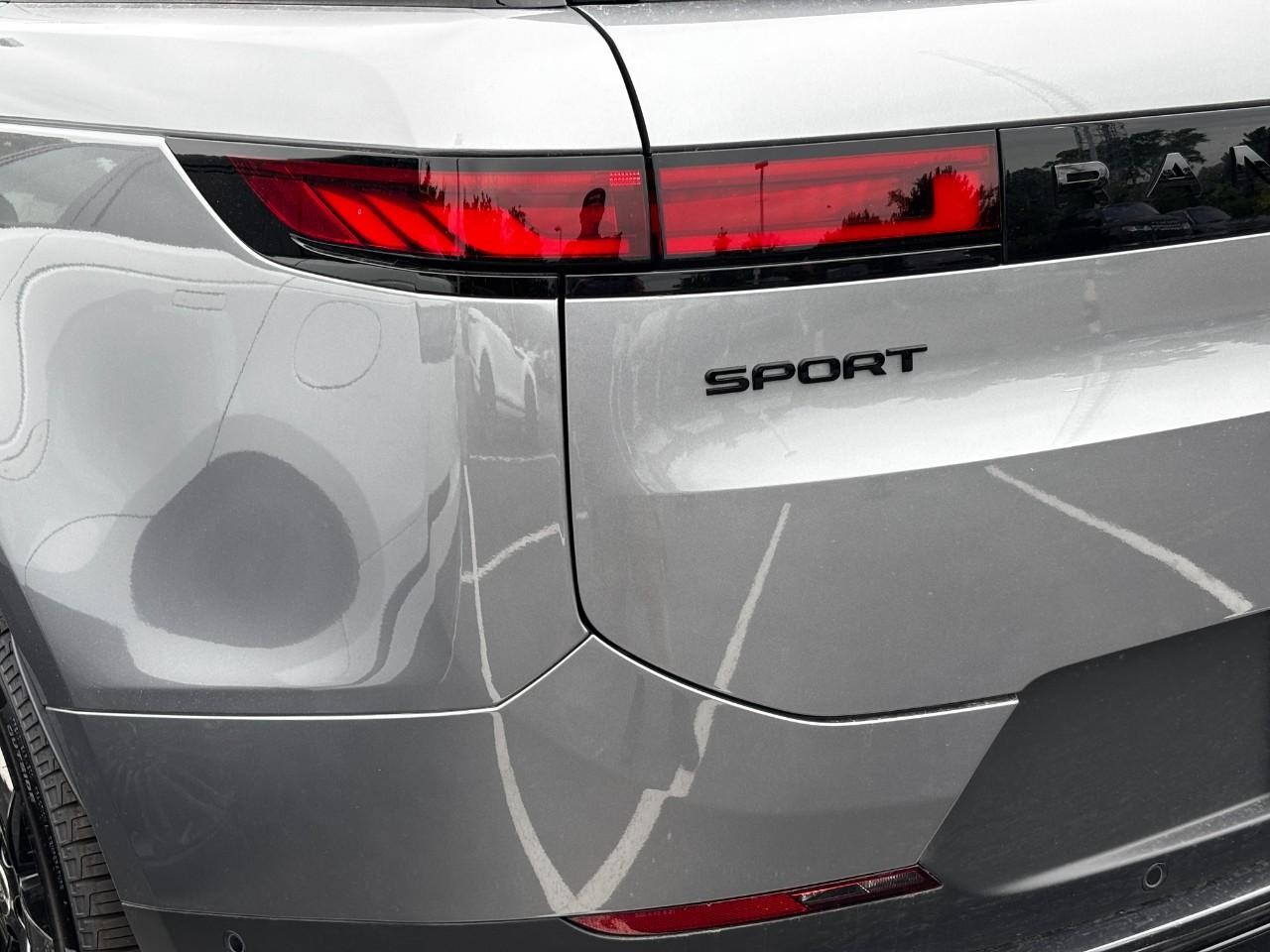 Land Rover Range Rover Sport Vehicle Full-screen Gallery Image 11