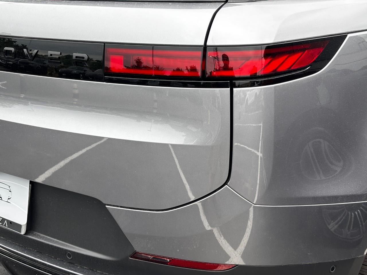 Land Rover Range Rover Sport Vehicle Full-screen Gallery Image 12