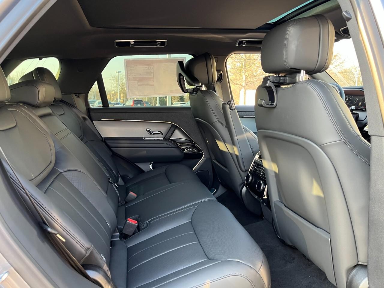 Land Rover Range Rover Sport Vehicle Full-screen Gallery Image 13