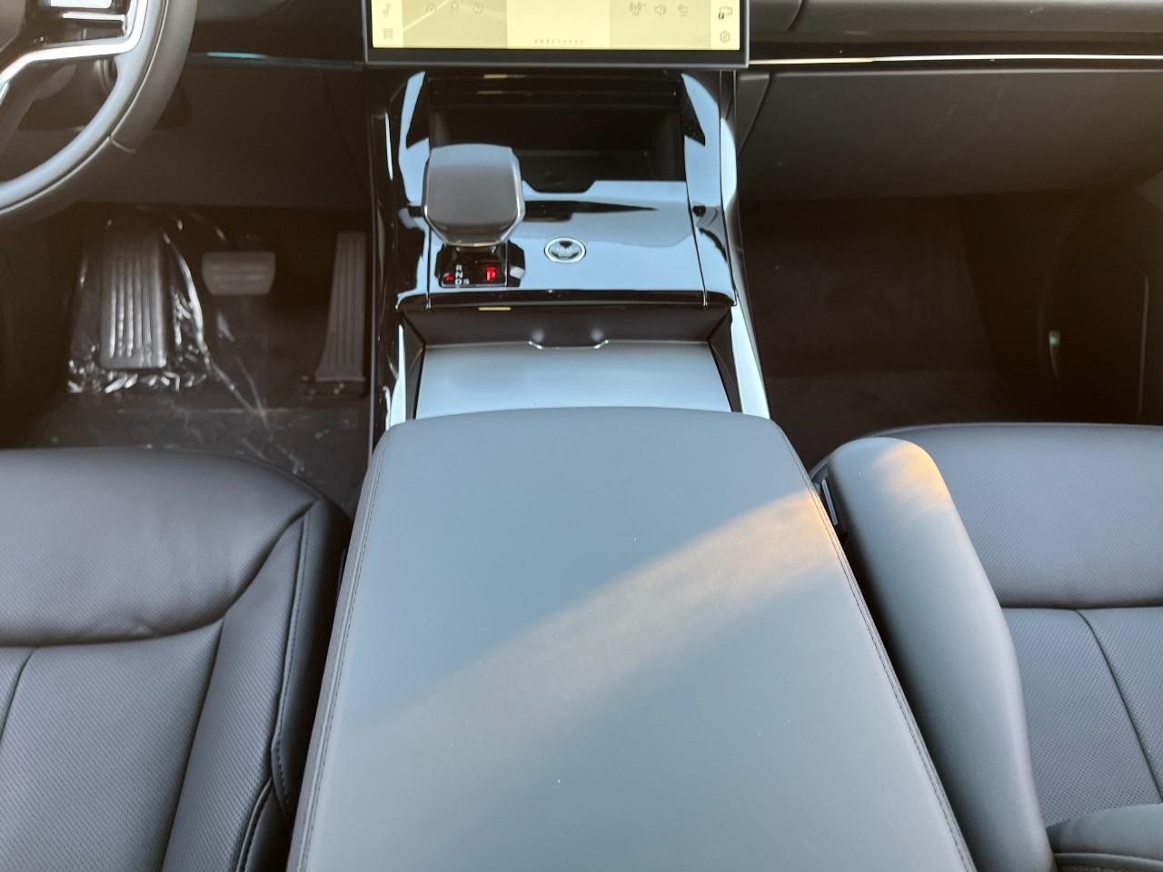 Land Rover Range Rover Sport Vehicle Full-screen Gallery Image 17