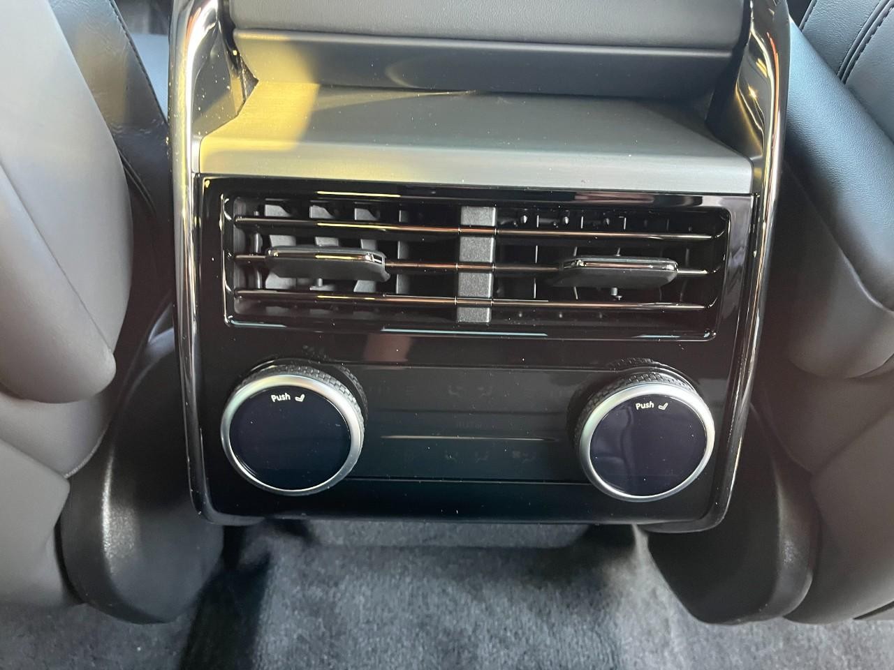 Land Rover Range Rover Sport Vehicle Full-screen Gallery Image 18