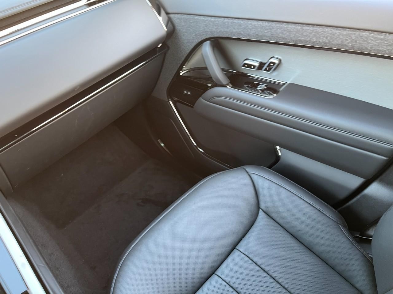 Land Rover Range Rover Sport Vehicle Full-screen Gallery Image 19